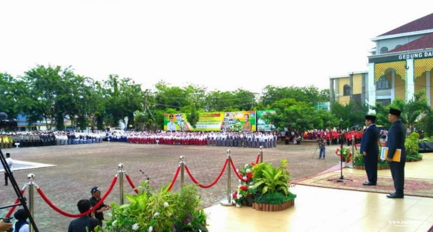 Bupati Bengkalis Amril Mukminin memimpin Apel Upacara Hardiknas Tahun 2017 di lapangan tugu